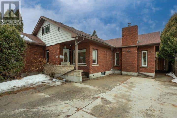 327 BRUNSWICK STREET S