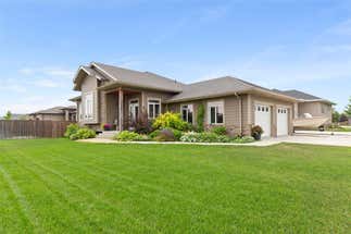 1 FAIRWAY Close