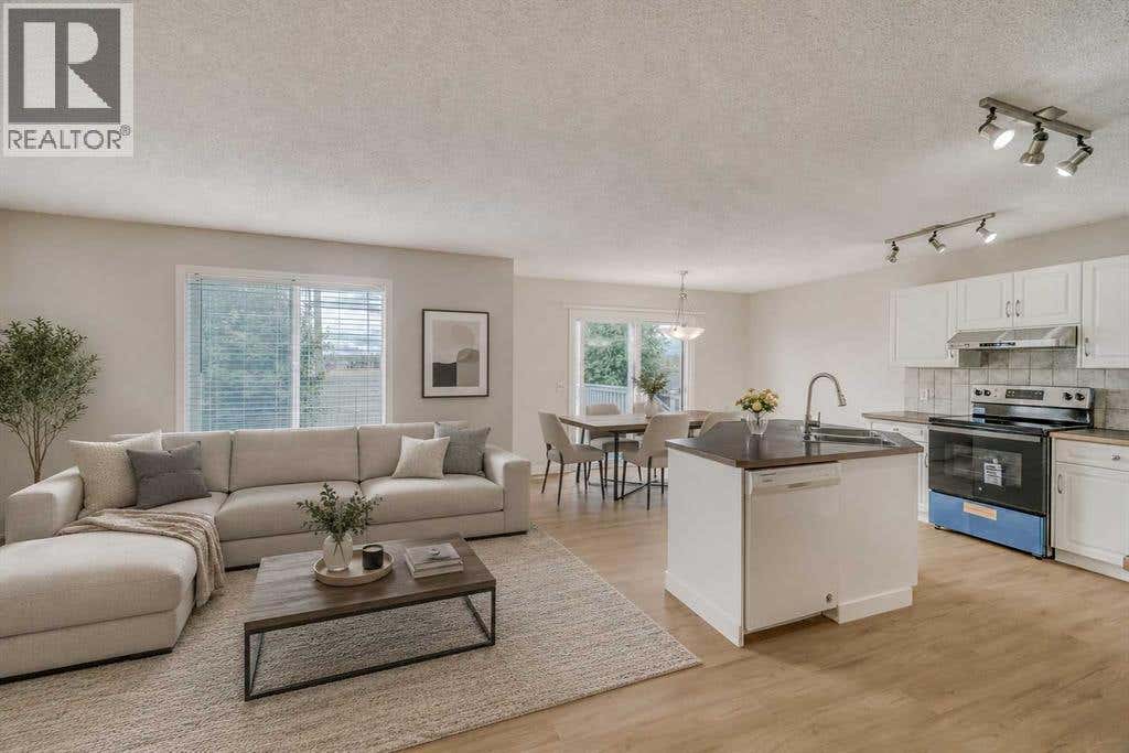130 SOMERGLEN WAY SW