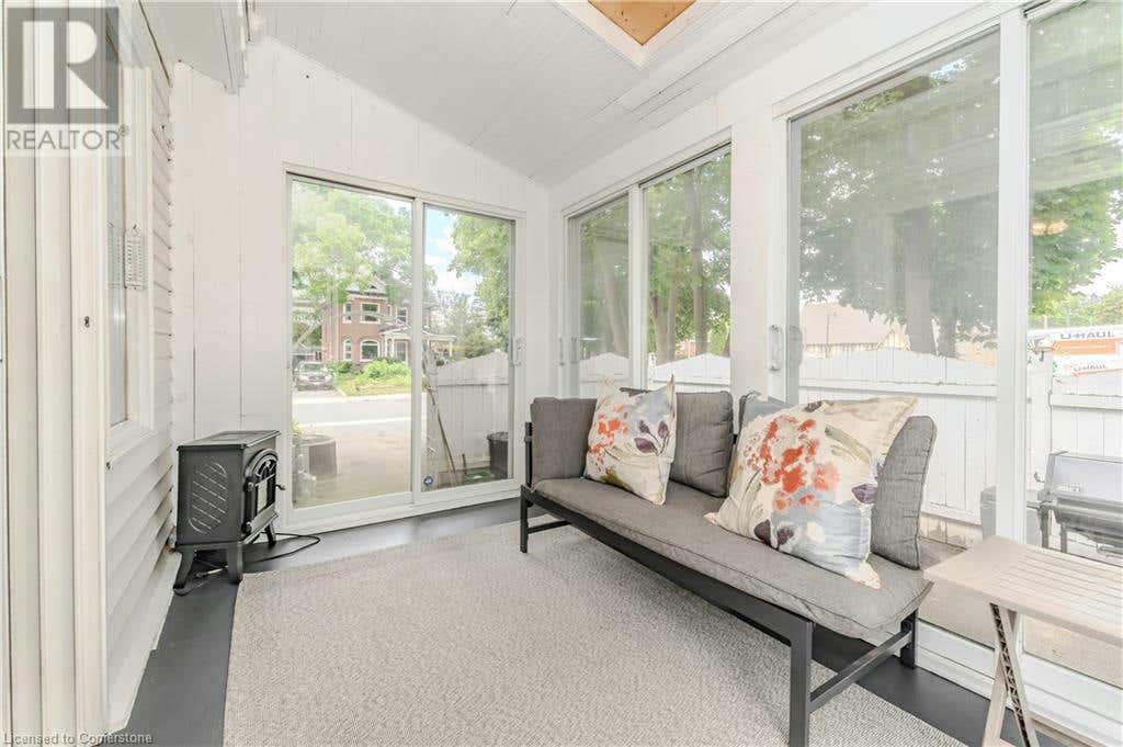 135 DOVER Street S, Cambridge, ON N3H1L3 House For Sale RE/MAX 40666446