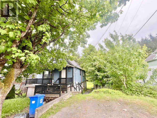 524-526 E 8TH AVENUE