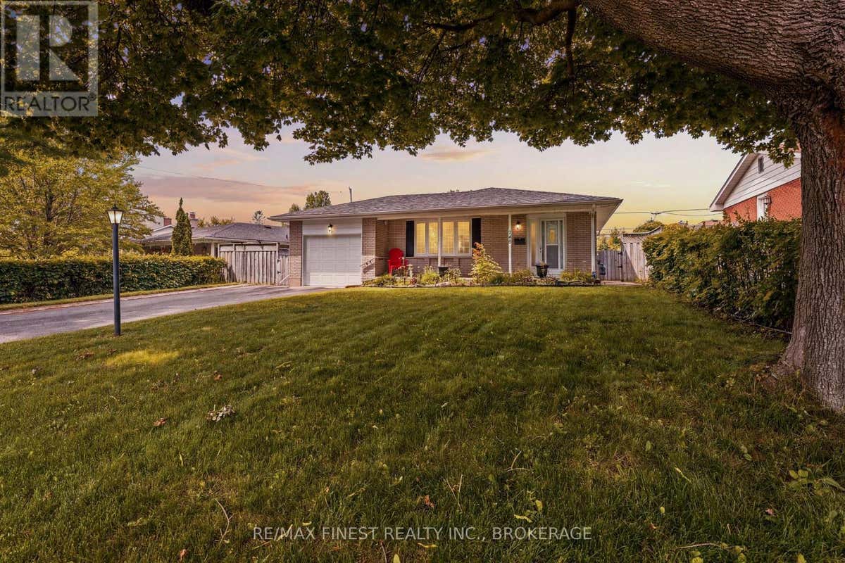 746 LAIDLAW CRESCENT