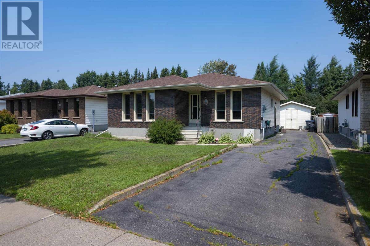 kiruakirua　1113 For sale: 1112 56 ST NW, Edmonton, Alberta T6L1Y3 - E4453821