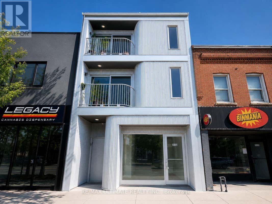 3122 DUNDAS STREET W