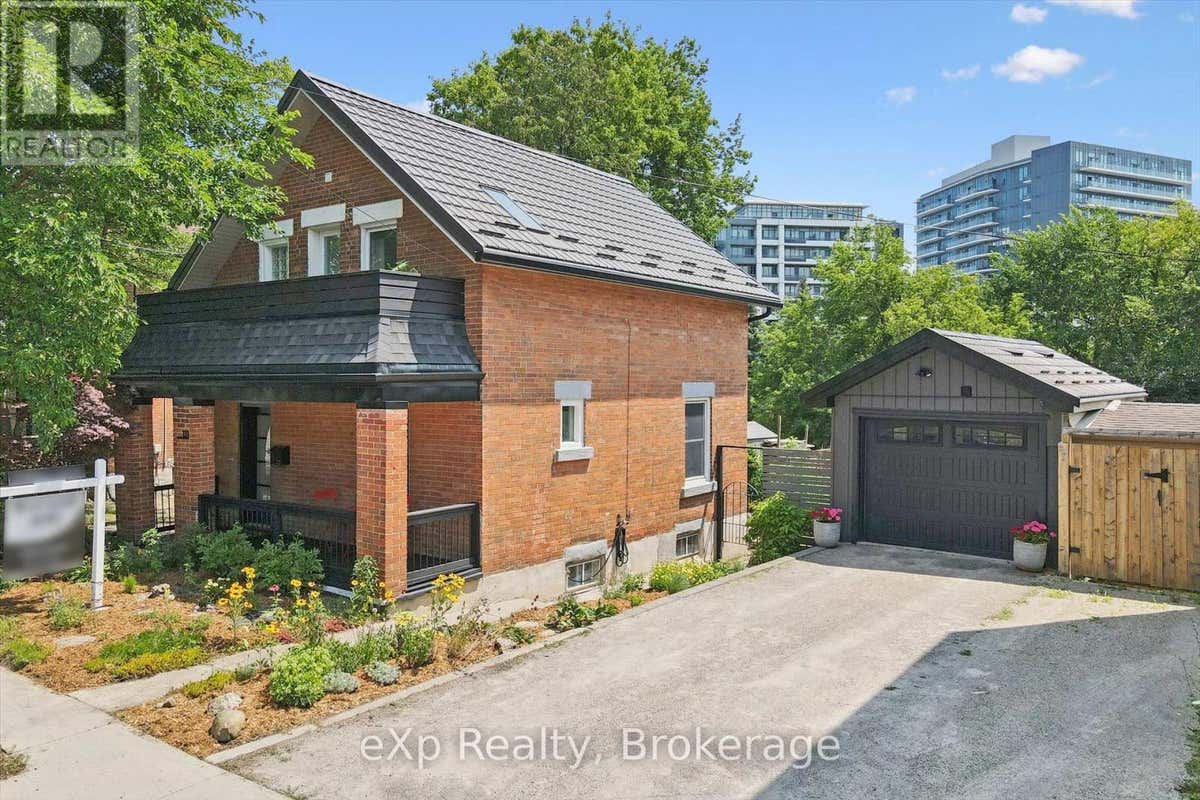 131 SURREY STREET E