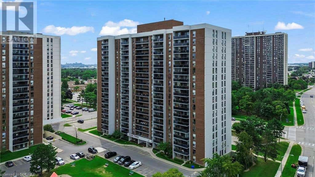 17 KNIGHTSBRIDGE Rd Unit 1104  