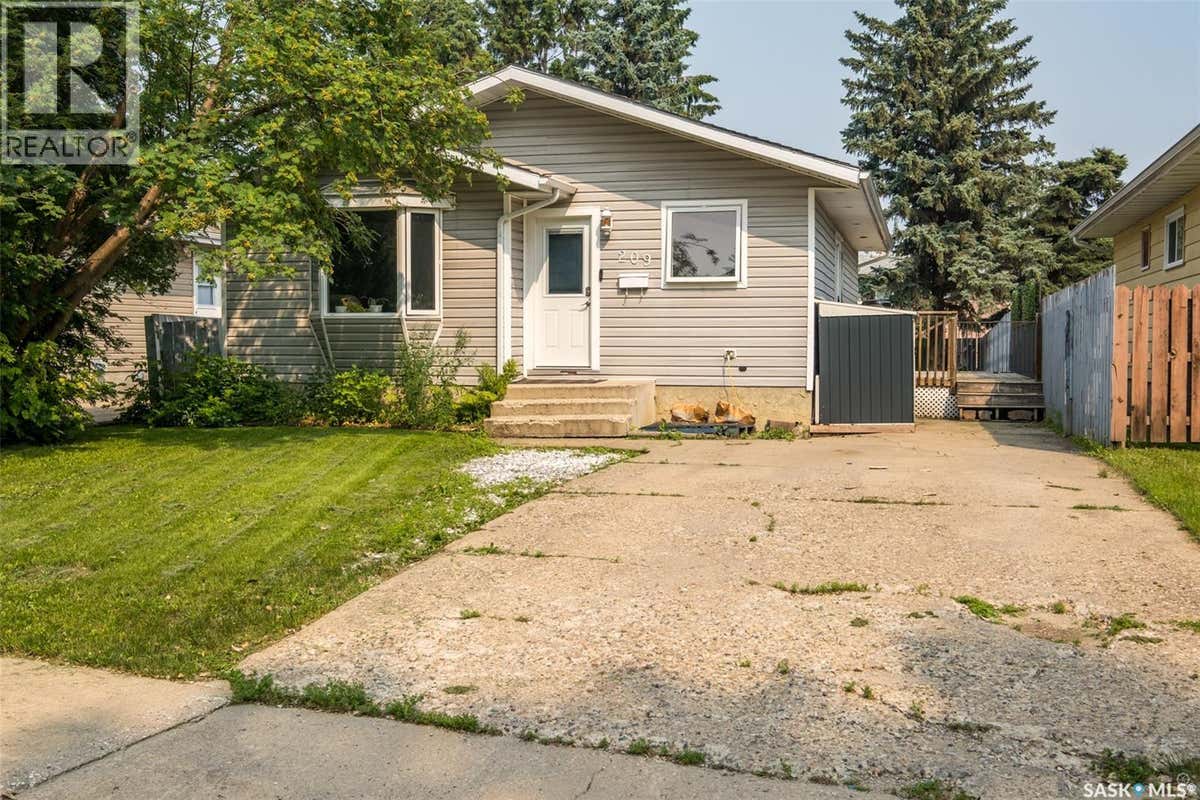 209 MACDOWALL CRESCENT