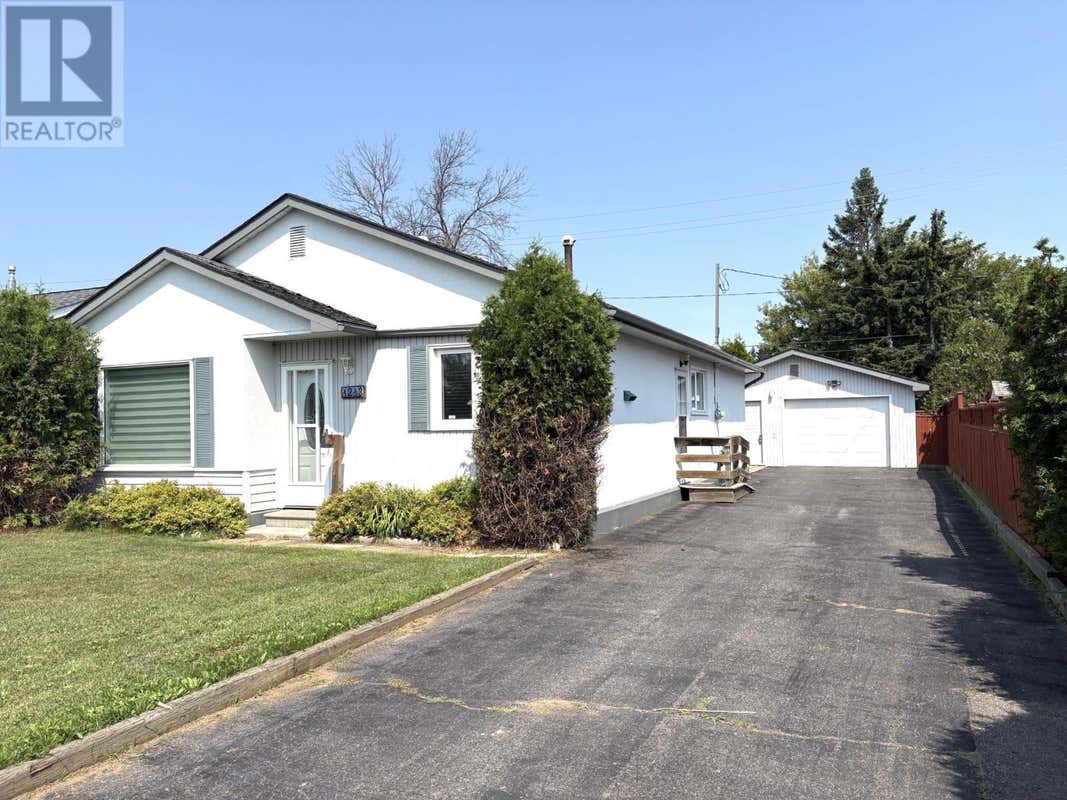 1213 MARY ST W