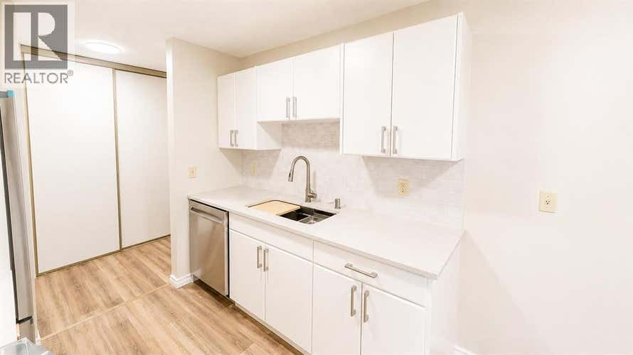 107, 405 Columbia Boulevard W