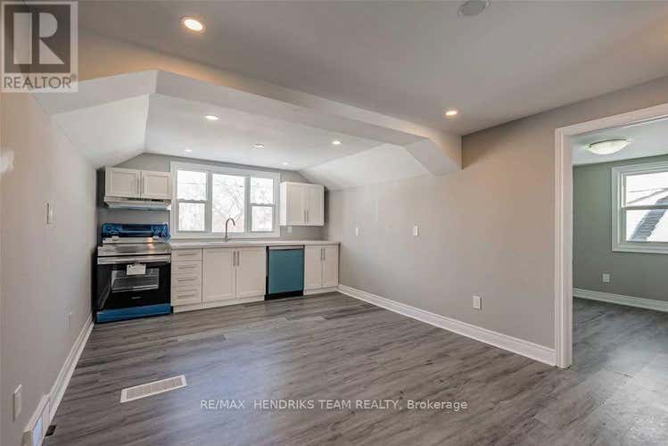UPPER FLOOR - 9 RYKERT STREET