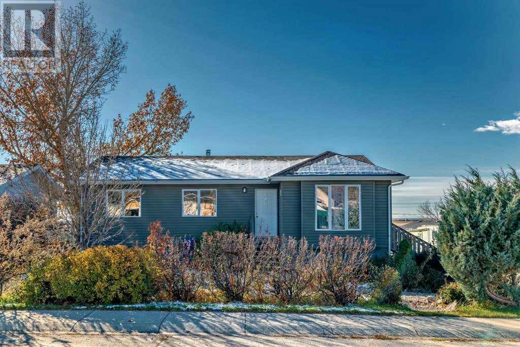 227 Frederick Avenue W, Standard, AB T0J3G0 House For Sale RE/MAX