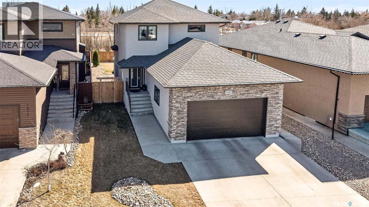 1081 MAPLEWOOD DRIVE