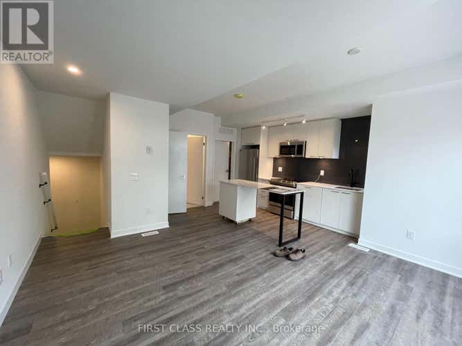 TH13 - 20 ED CLARK GARDENS