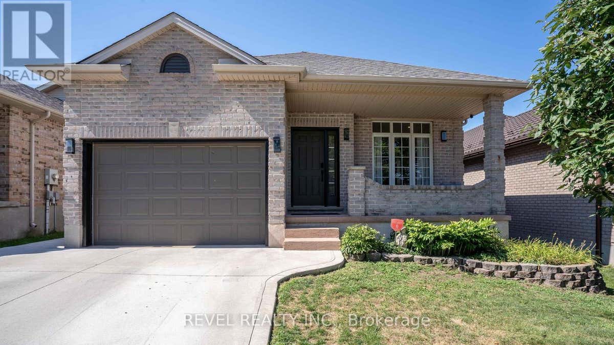 857 CRESTHAVEN CRESCENT