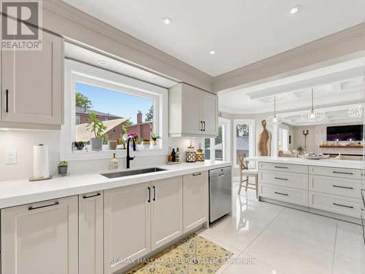98 ARROWHEAD DRIVE, VAUGHAN (EAST WOODBRIDGE), ON L4L 4A5 House