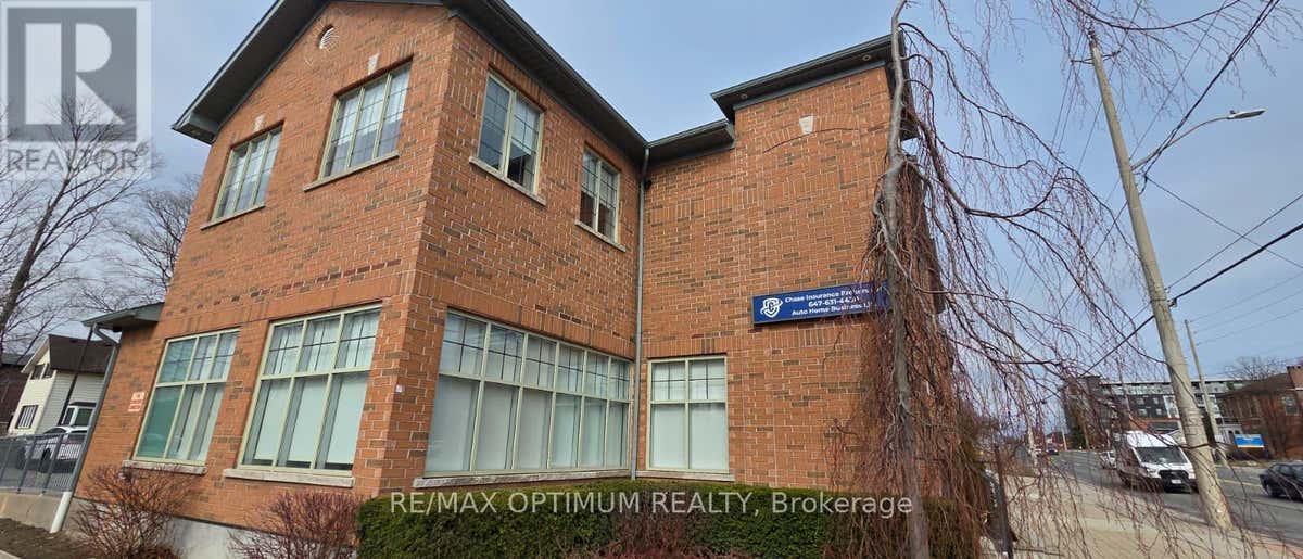 G - T4 ROOM 2 - 400 DUNDAS STREET