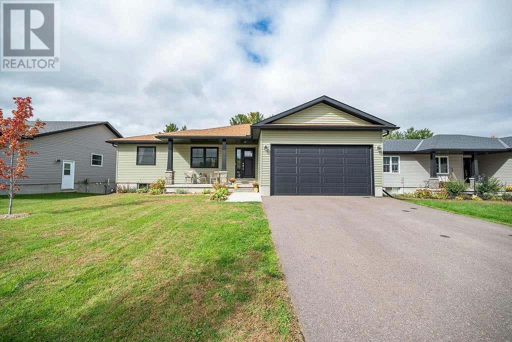 32 TERRANCE DRIVE, Petawawa, ON K8H0H3 House For Sale RE/MAX 1415489