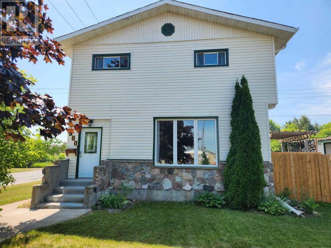 900 Mary ST W