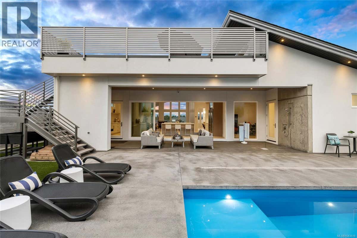 156 GOLDEN OAKS CRES