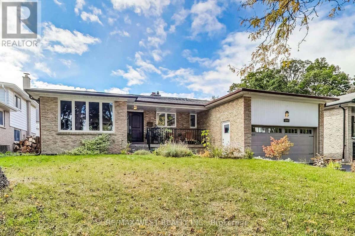 2262 SPRINGFIELD COURT, Mississauga (Sheridan), ON L5K1V4 Home For Rent RE/MAX W9416623