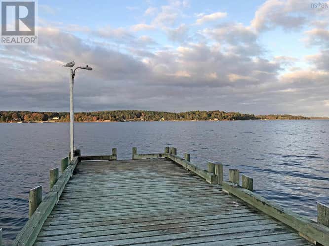 9114 3 Highway, 997 Main St Mahone Bay