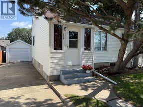 216 2 Street W