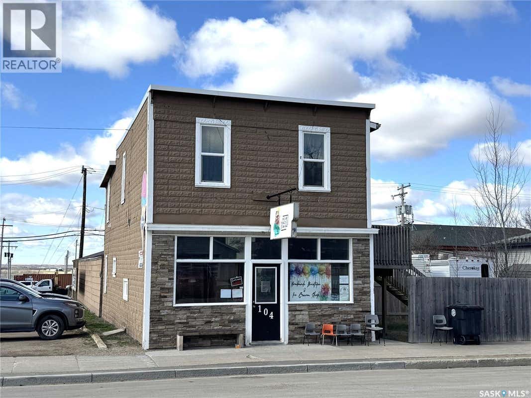 104 2ND AVENUE W
