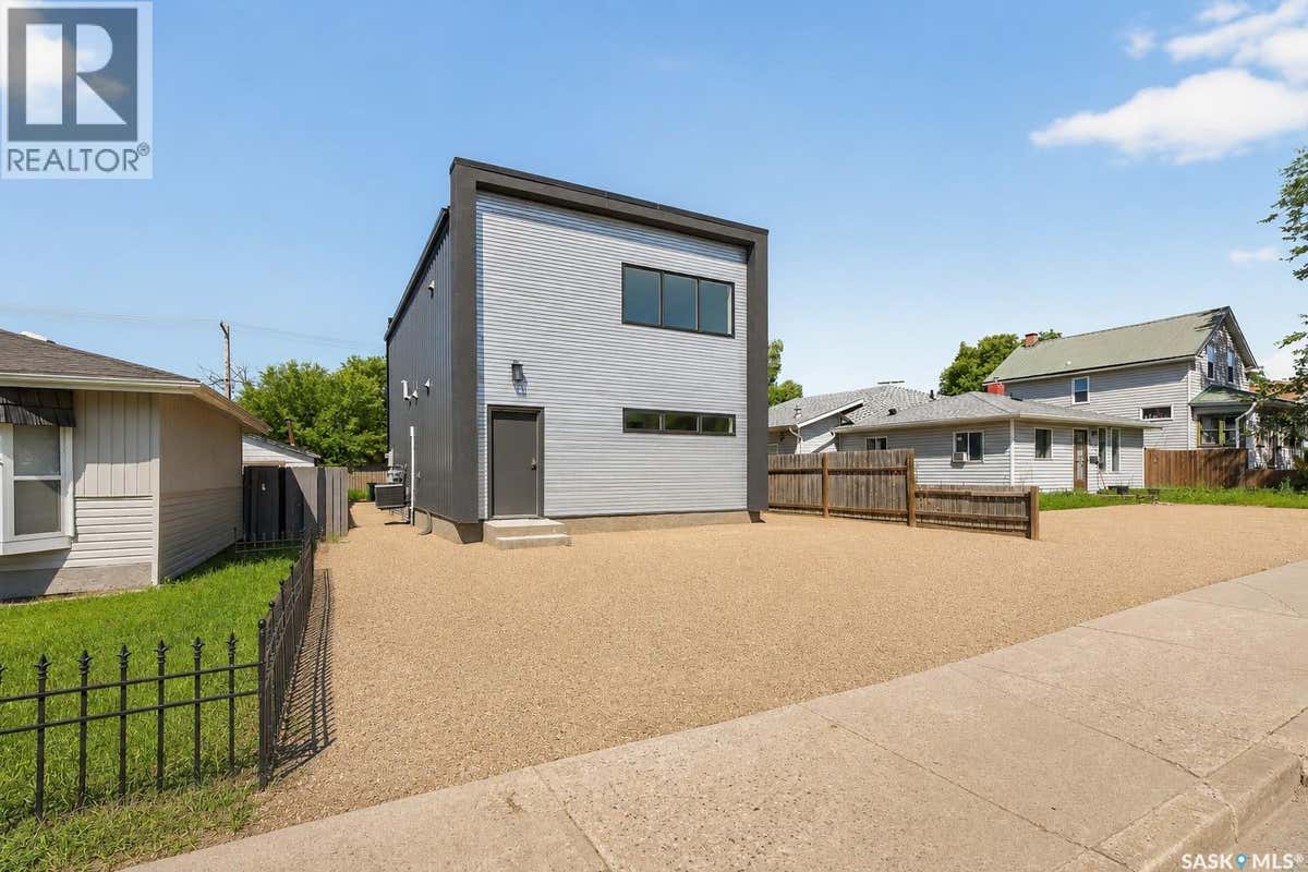 424 9TH AVENUE W