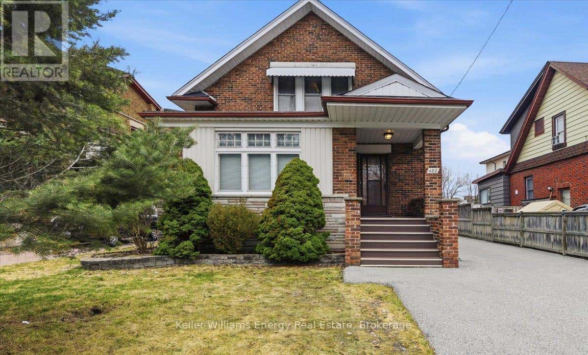 482 SIMCOE STREET N