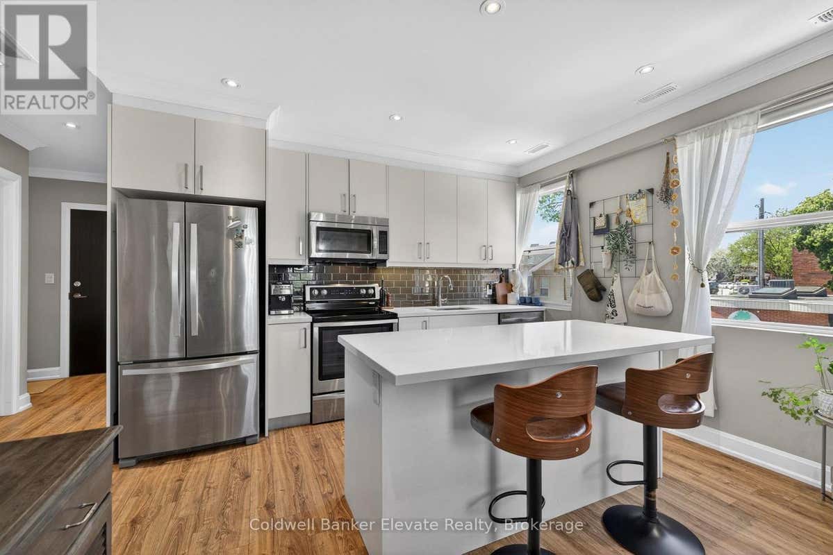 205 - 2 KING STREET W