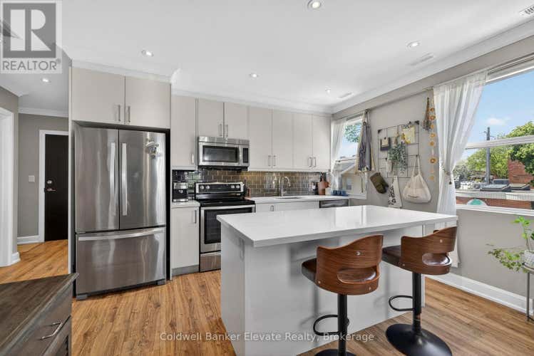 205 - 2 KING STREET W