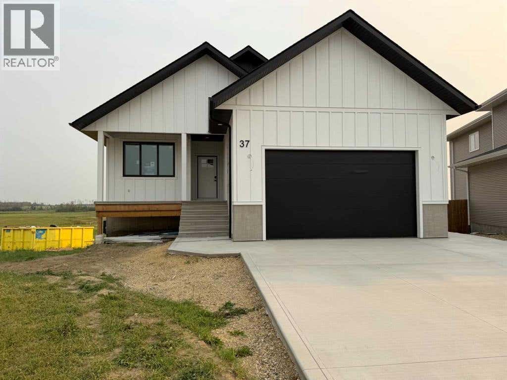 37 MACLEAN CLOSE