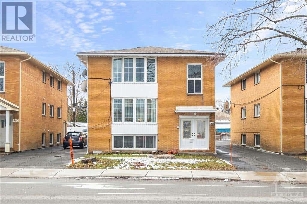 976 ST LAURENT Blvd