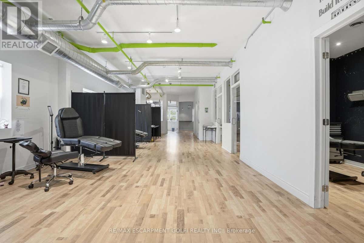 202 - 21 FRONT STREET S