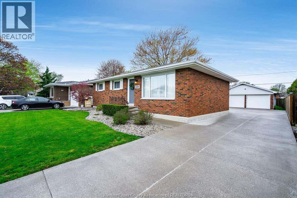 1654 FAIRLEA CRESCENT