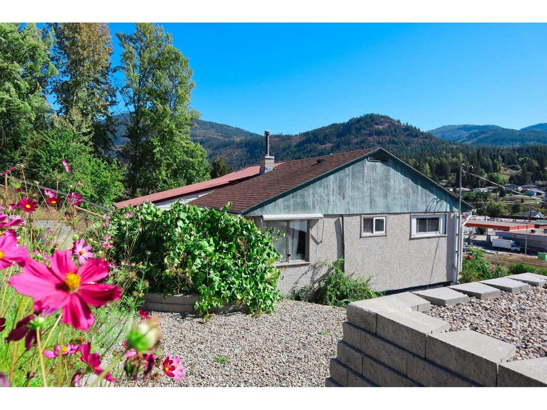 1913 HIGHWAY 3B, Fruitvale, BC V0G1L0 House For Sale RE/MAX 2479598