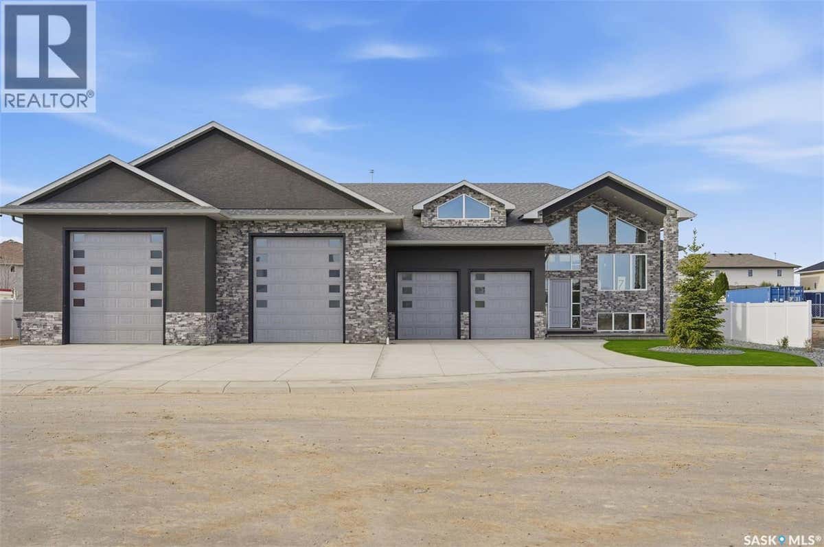 7 LOEWEN COURT