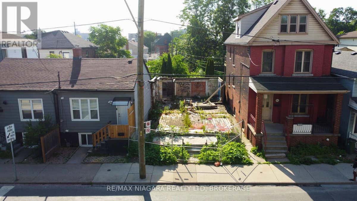 186 JOHN STREET N