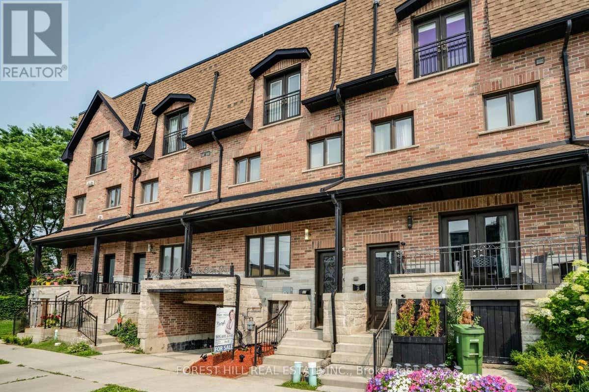 17 STADACONA DRIVE, Toronto (EnglemountLawrence), ON M6A1Y5 House For