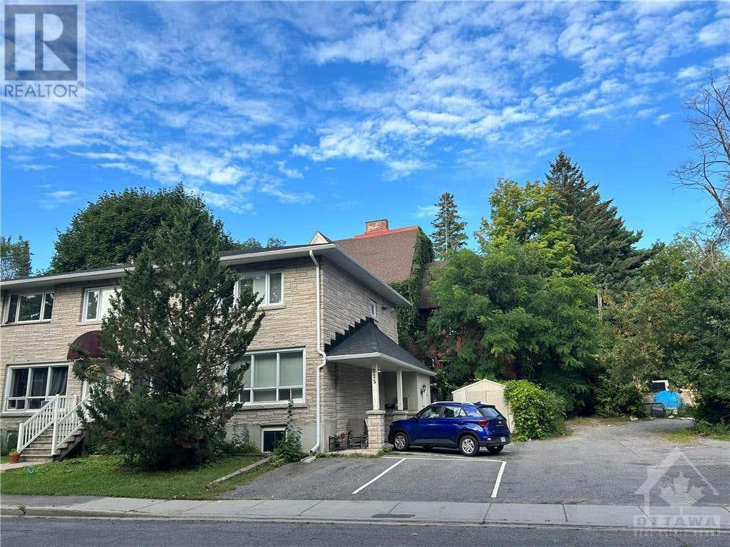 225 COBOURG St  