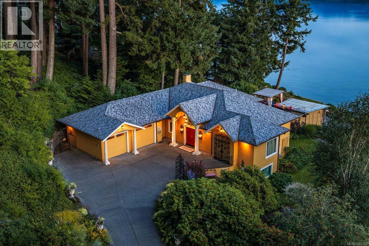 2299 COMOX AVE