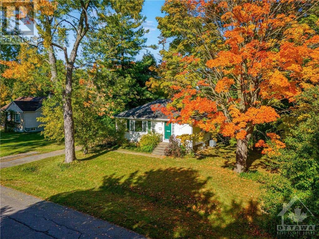 11 ST CLAIRE AVENUE, Ottawa, ON K2G1Z8 House For Sale RE/MAX 1417186