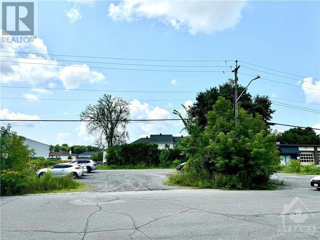 1108 1112 Cadboro Rd  