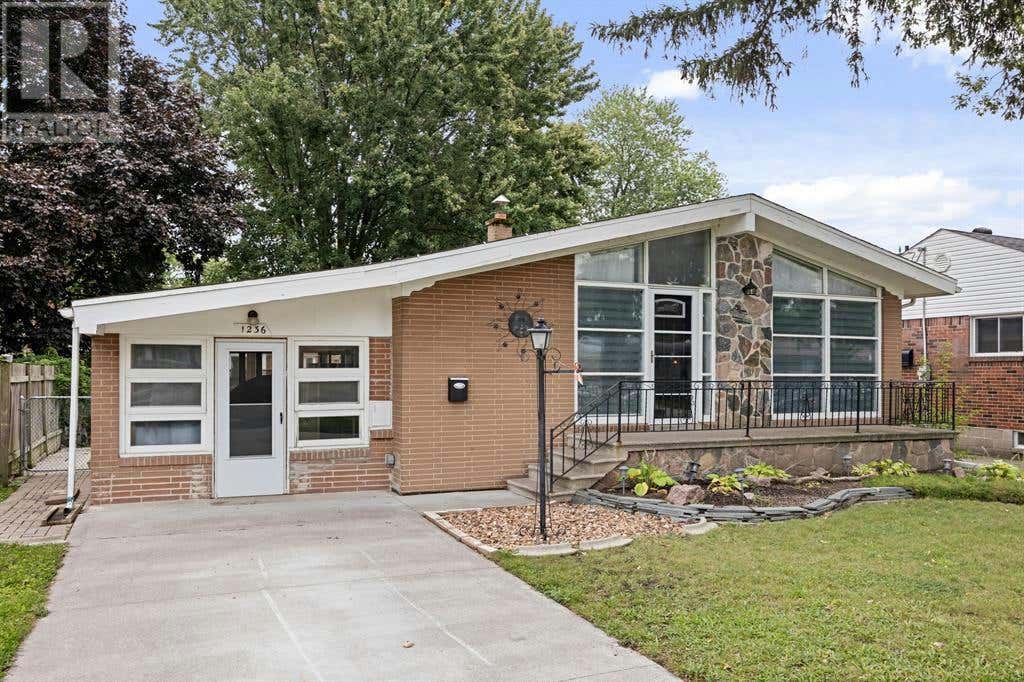 1236 BELLEPERCHE PLACE, Windsor, ON N8S3C5 House For Sale RE/MAX