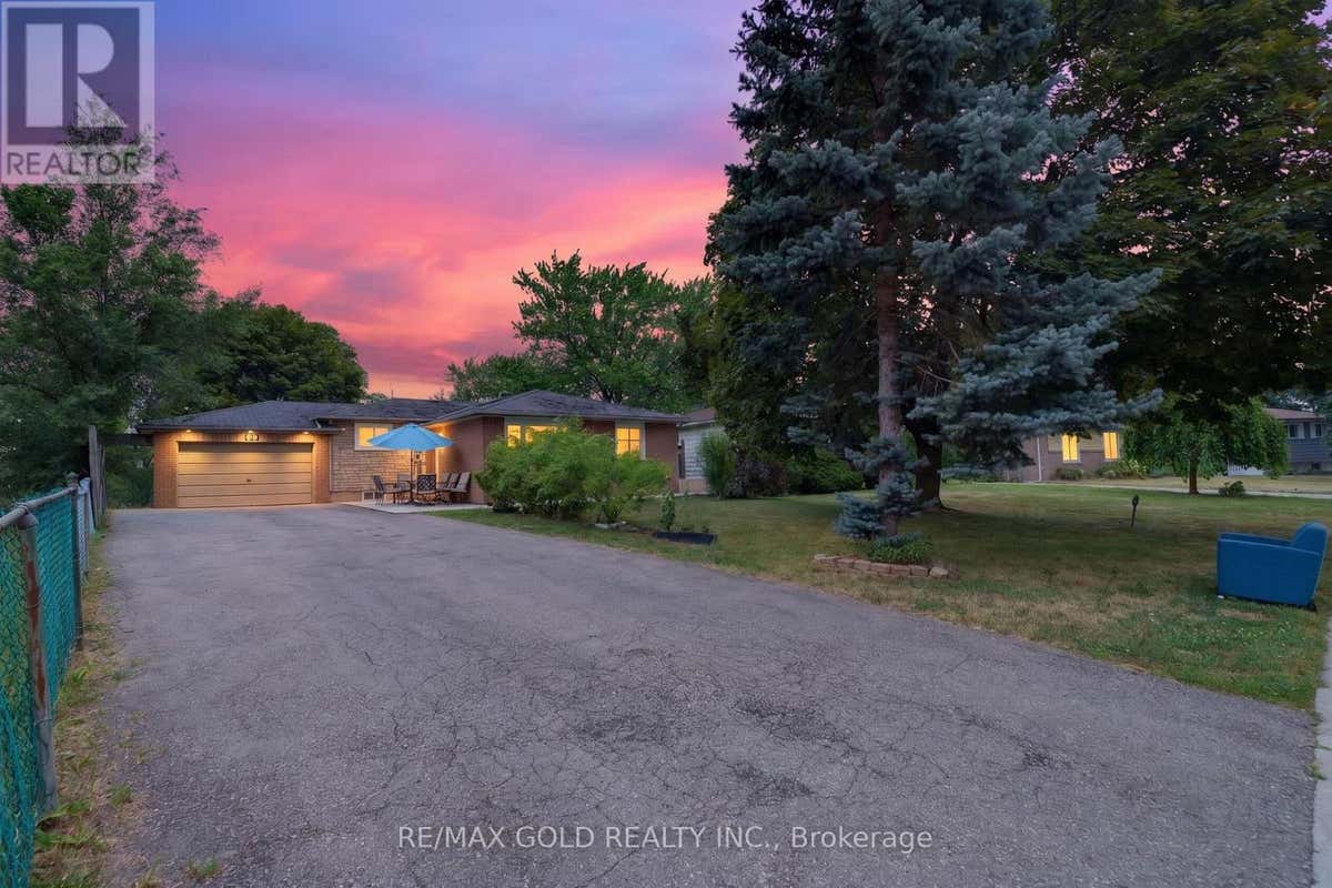 32 DUNBLAINE CRESCENT