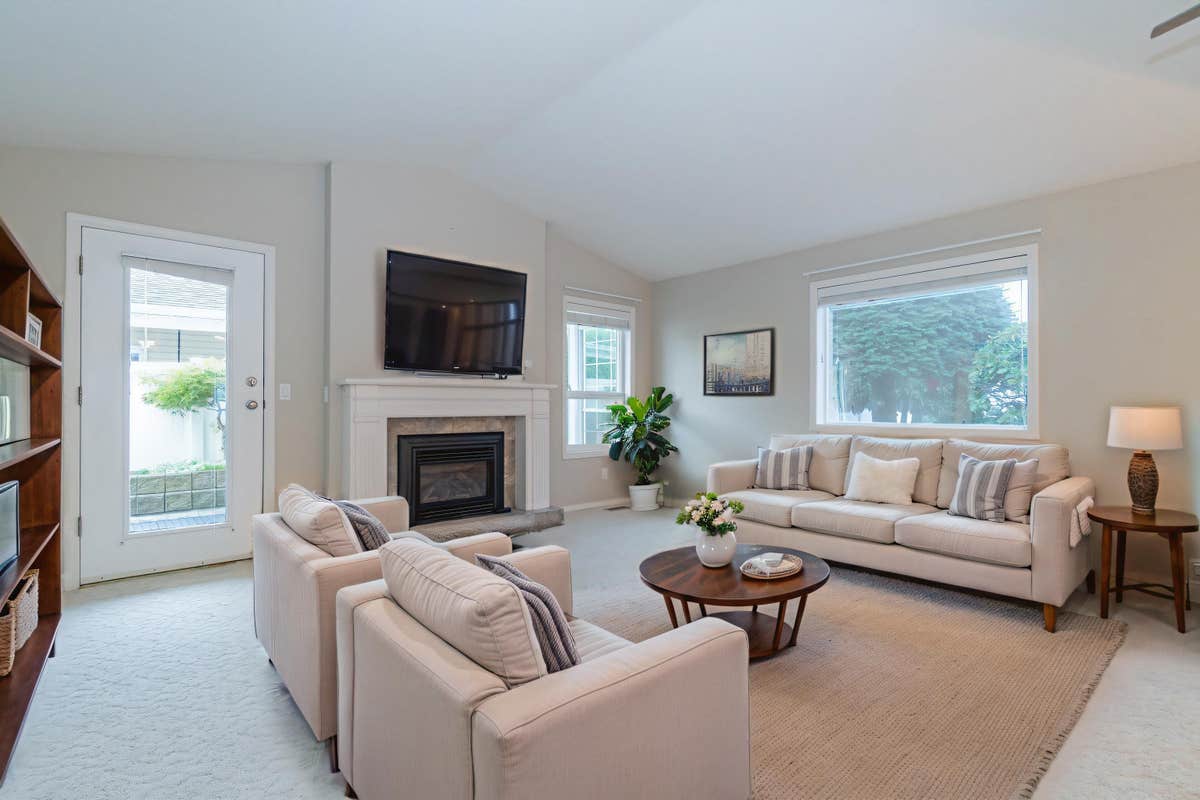 https://images.remax.ca/webapi-properties-vancouver2-can/10c89112b87304f59efd6f31f2c6f6e175e35c99-1-large.jpeg?auto=avif%2Cwebp&fit=bounds&format=pjpg&height=500&quality=60