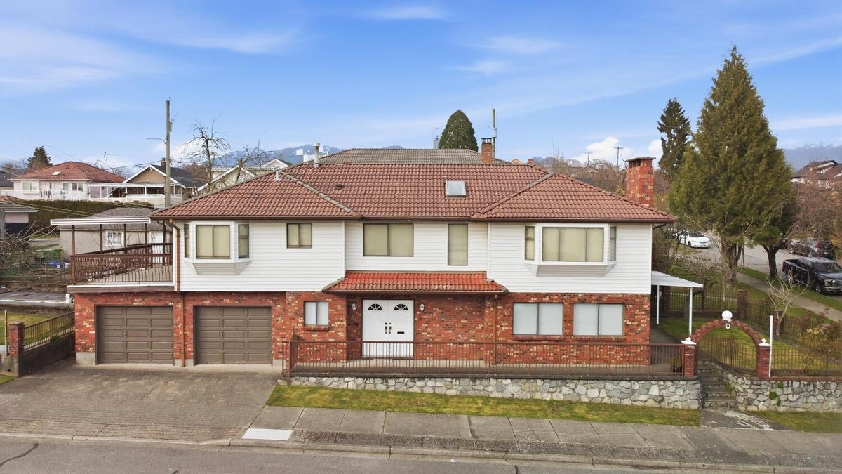 2693 E GEORGIA STREET