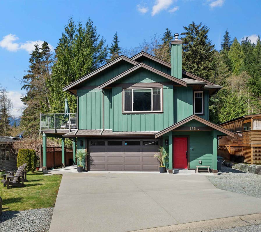 746 UPPER CRESCENT