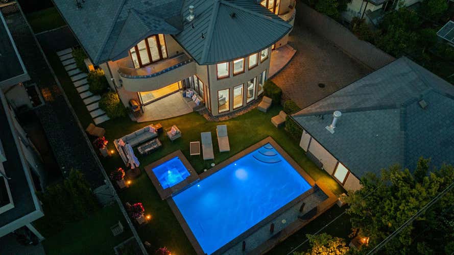 2809 EDGEMONT BOULEVARD, North Vancouver BC V7R 2N3