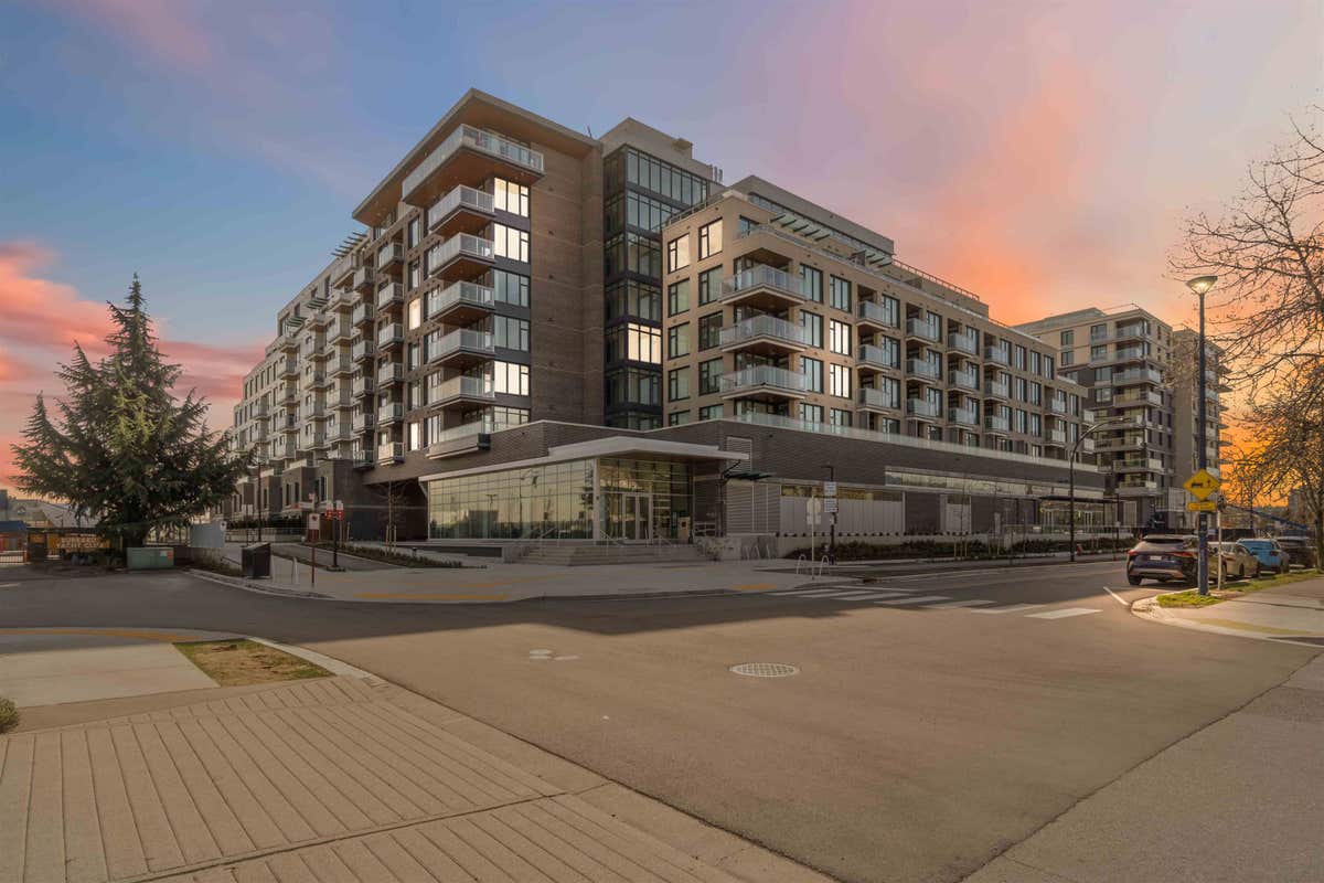 TH 109-755 HARBOURSIDE DRIVE